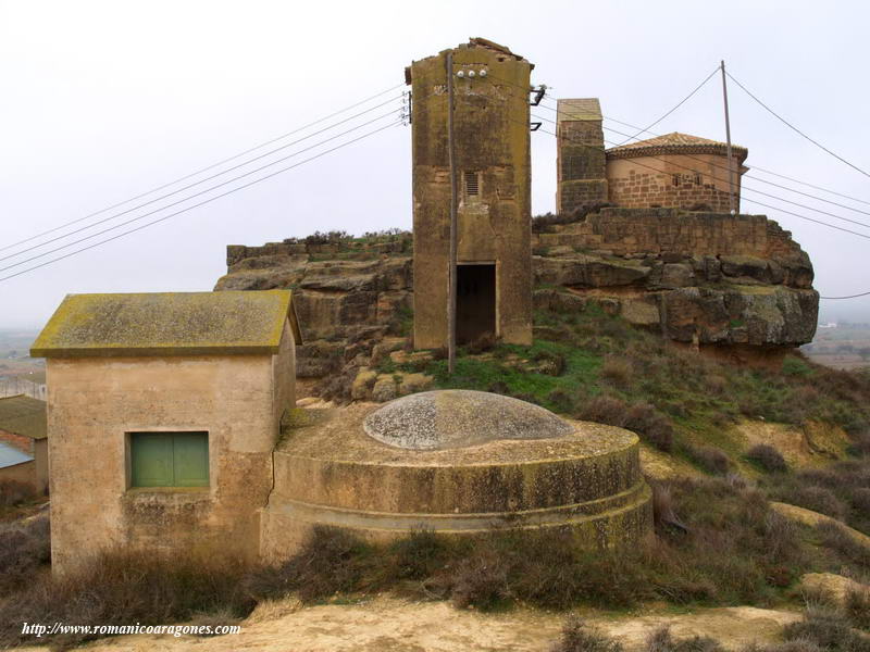 MULTITUD DE ESTRUCTURAS POR DELANTE DEL TEMPLO